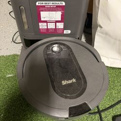 SHARK EZ RV9105WXUS ROBOT VACUUM & SELF-EMPTY BASE