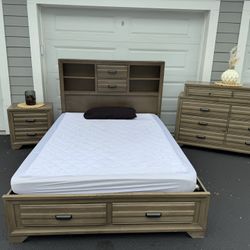 Queen Ashley Bedroom Set 🩶🤎