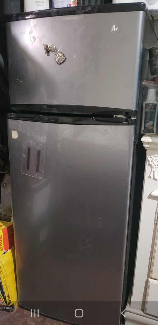 Hisense mini fridge with freezer still in good condition