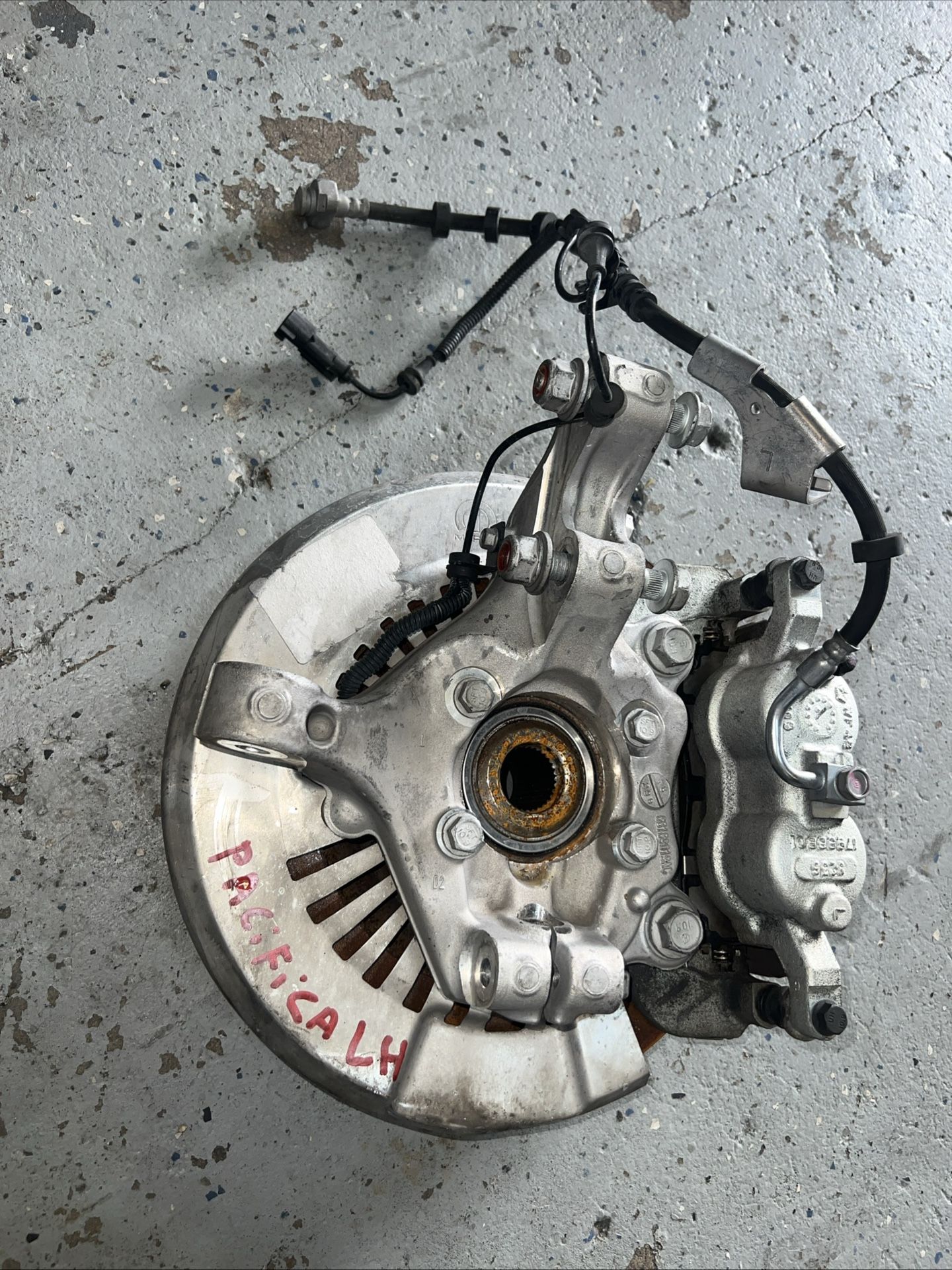 2017 - 2025 CHRYSLER PACIFICA FRONT LEFT SPINDLE KNUCKLE & HUB OEM 68189019AC