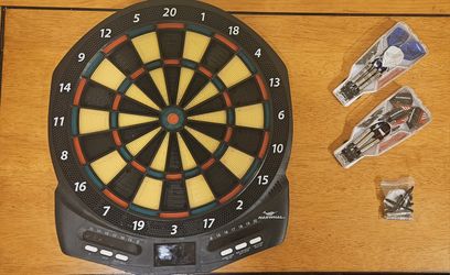 DART BOARD WITH 2 SETS OF DARTS