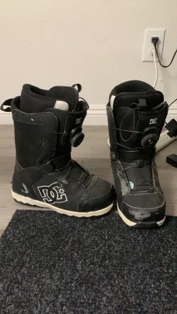 Snow boarding boots