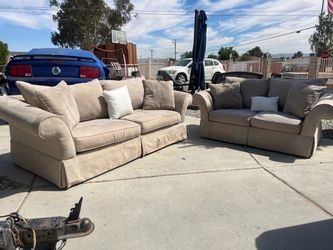 Matching Sofa & Loveseat!