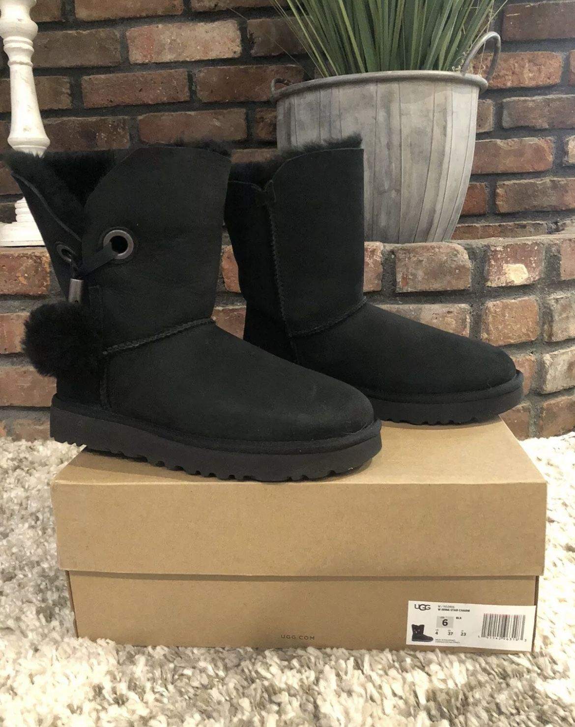 UGG IRINA STAR CHARM FUR POM WOMENS BOOT Black SZ 6 - NEW IN BOX