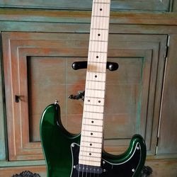 Brand new electric guitar with new bag and cable