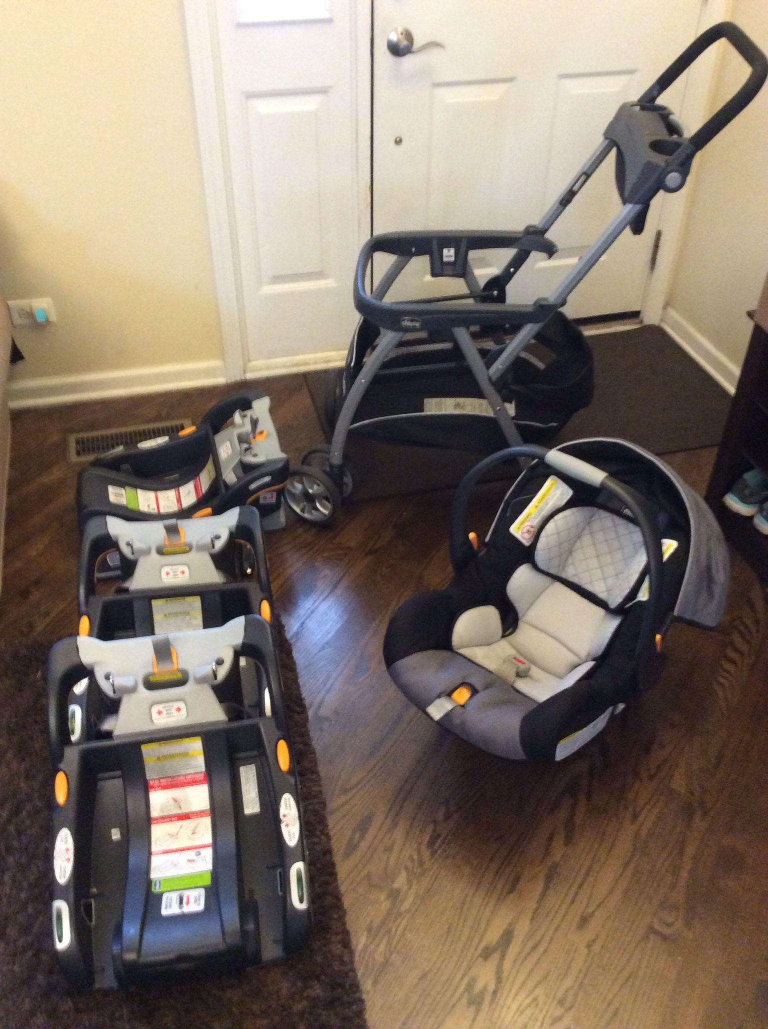 Chicco Keyfit30 And Keyfit Caddy With 3 Bases