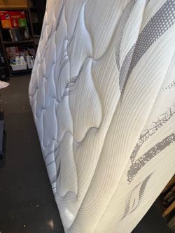 Queen Mattress/Good Condition/11" thick supportive care
