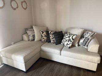 Sectional couch w 9 pillows