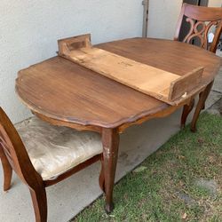 Table and two chairs good condition