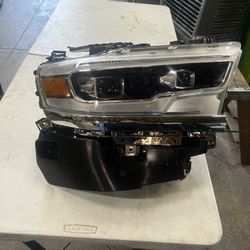 20/24 Ram 1500 Limited Right Headlight Hid 