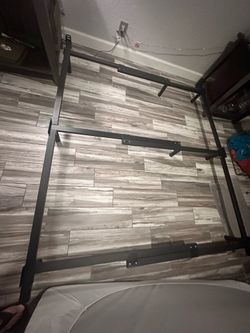 Queen size metal bed frame like new.