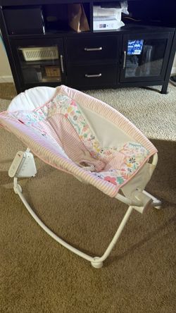 Bassinet, rocking. Located in Puyallup 98374