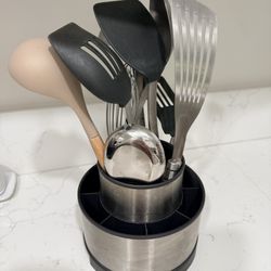 Pampered Chef Kitchen Utensils set with container