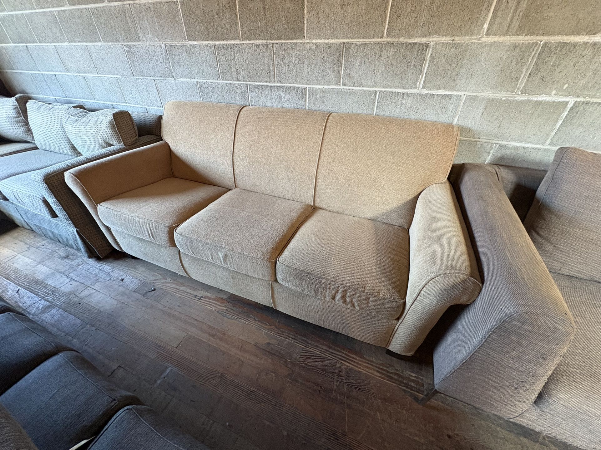 Flexsteele 3 Seater Mid-Century Tan Sofa β Sleek Lines, Firm Support, Timeless Look