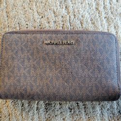 MICHAEL KORS JET SET LARGE ZIP TECH WALLET**LIKE NEW**