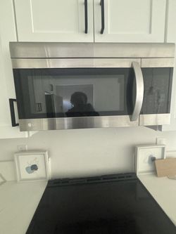 Brand new microwave works perfectly