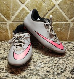 Nike soccer cleats 2Y