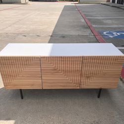 Beautiful Modern TV/ Entertainment Stand