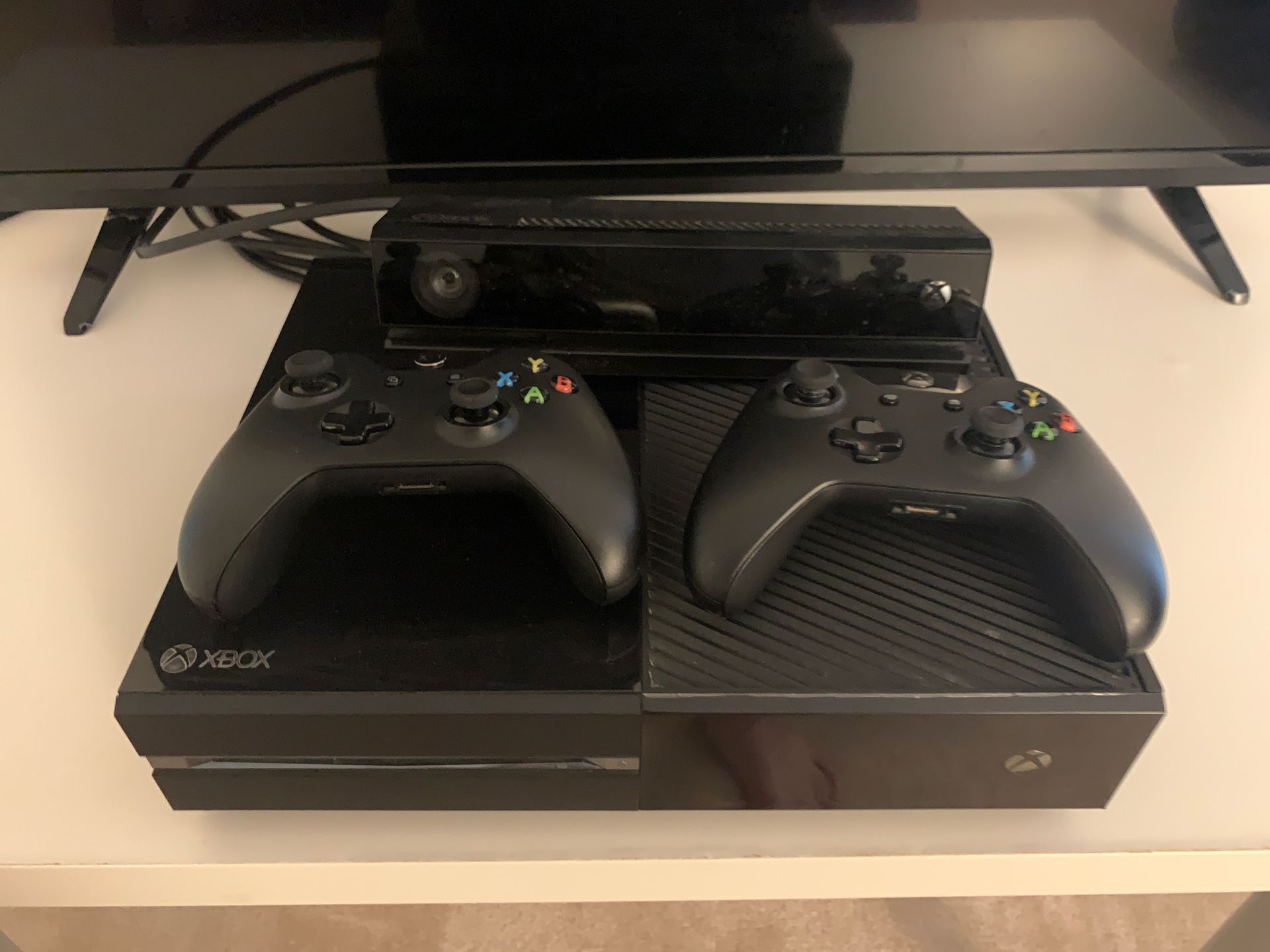 XBOX ONE -Barely Used + Kinect
