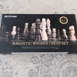 Magnetic wooden chess set