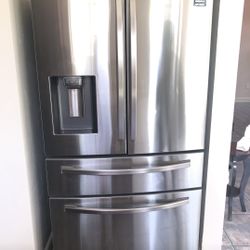 Samsung Fridge (Still Has Warranty / Check Description )