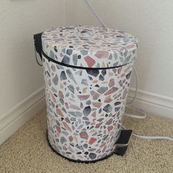 Bathroom trash can 🗑️