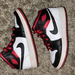 Size Us 5.5 Y Jordans 