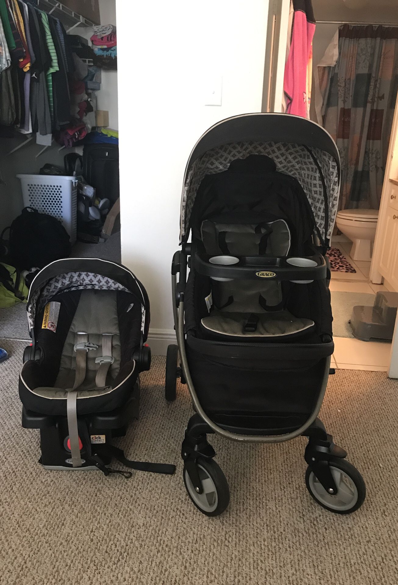 Graco click connect car seat w/ base and stroller. Good condition