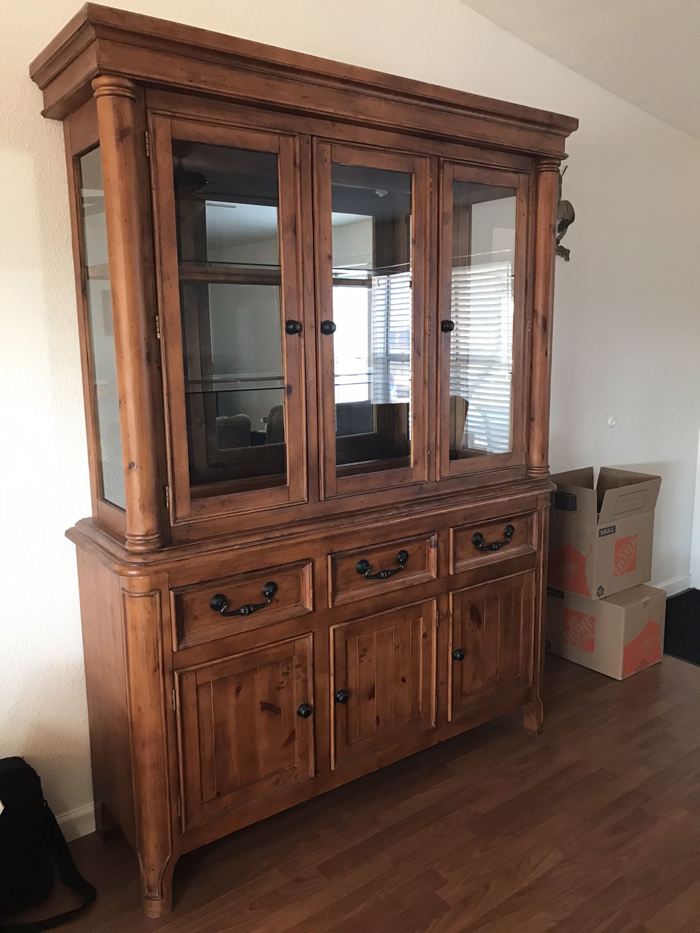 China Hutch/ Cabinet (lighted)