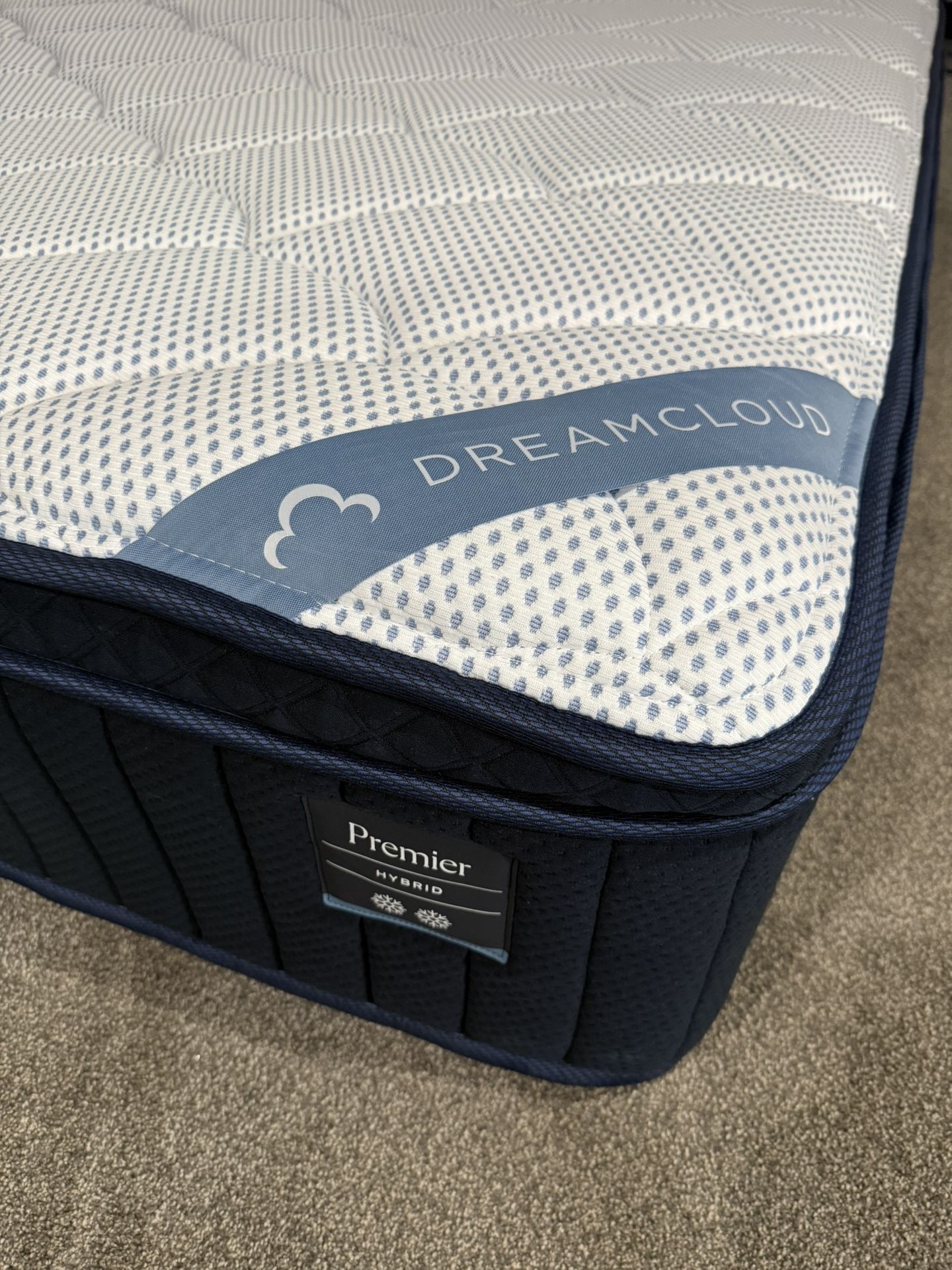 The DreamCloud Premier, Queen, Like New, Perfect Condition