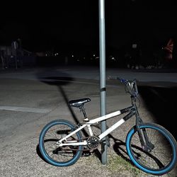 Black And White Bmx 20'