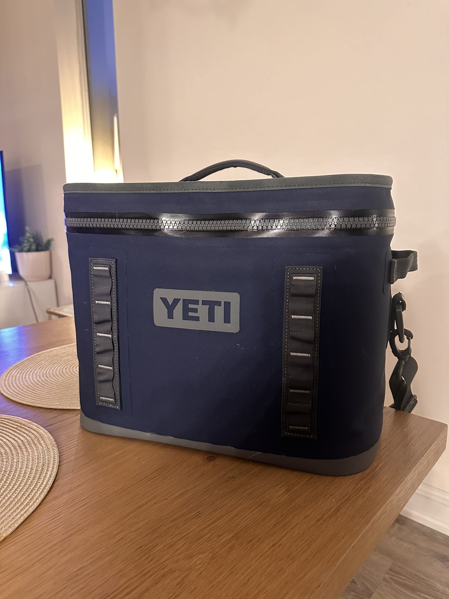 Yeti Cooler Flip 18 (Navy / gray)