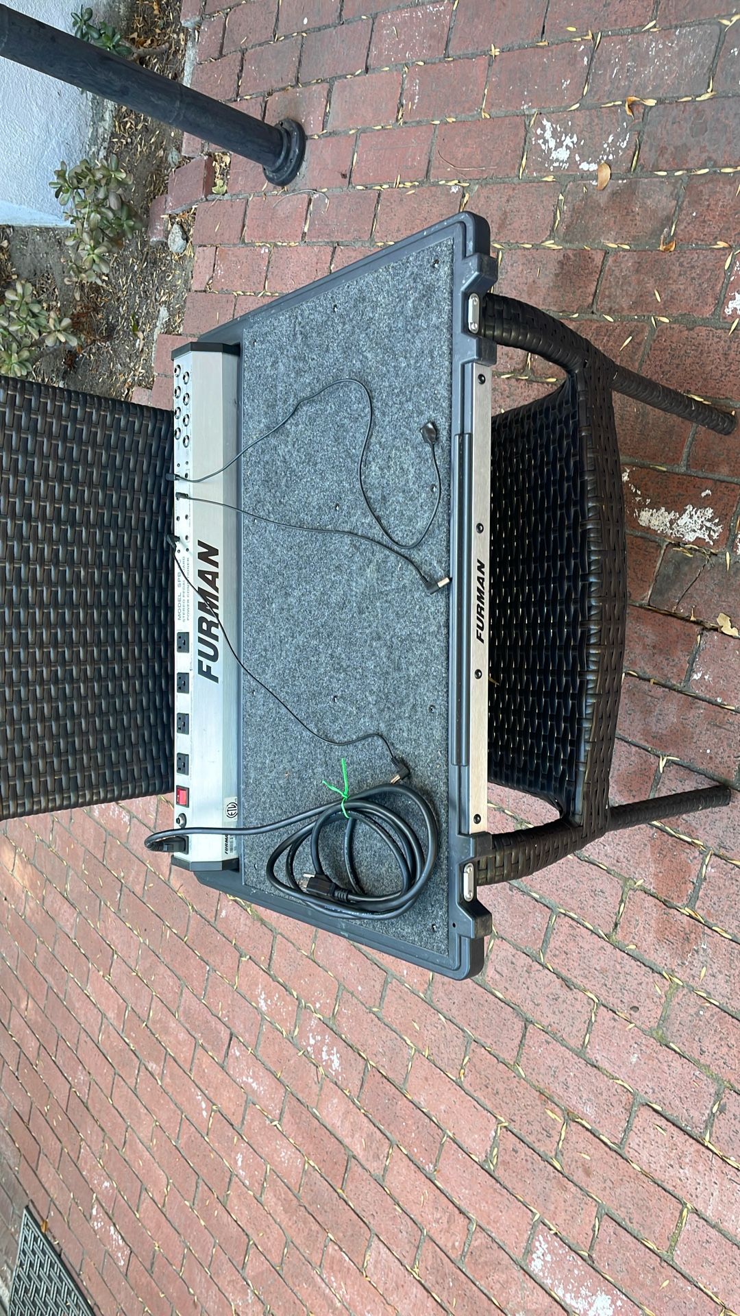Furman SPB-8C Powered Pedalboard w/ rolling case