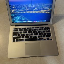 Apple MacBook Air 13” i5/8GB/256GB + Charger 