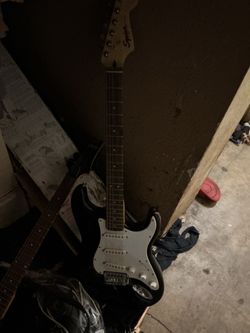 Hello I’m selling my electric guitar its original price is 250 but since its slightly used I’m lowering it