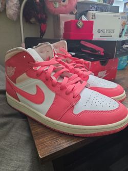 9.5 men's Jordan 1 mid strawberry and creme