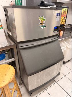 Ice machine with bin