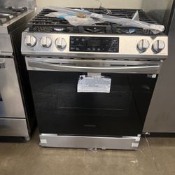 NEW OPEN BOX SAMSUNG GAS SLIDE IN STOVE 30”WIDE 