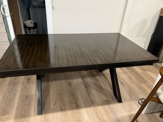 Comedor de 4 sillas y una banca