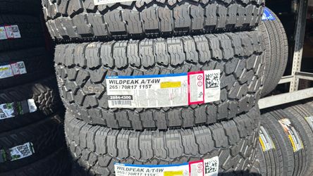 Falken Wildpeak A/T4W 265/70R17 115T Tire