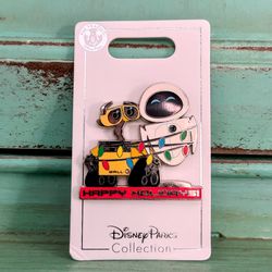 Disney Parks 2018 Christmas Happy Holidays Wall-E & Eve Wrapped In Lights Pin