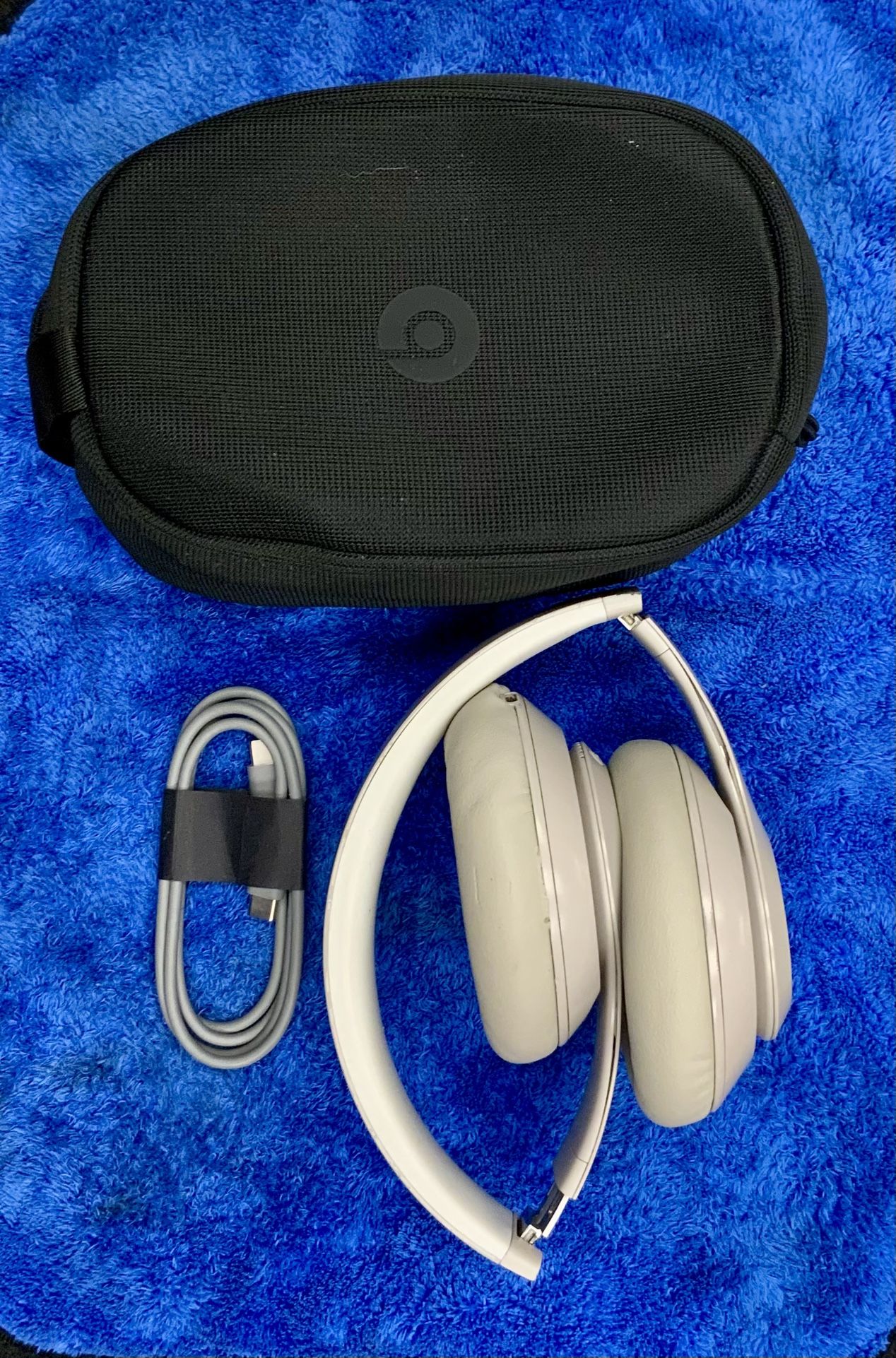 Apple Beats Studio Pro By Dre Wireless Bluetooth Headphones Earphones Over The Head Headband Earpad Noise Cancelling Music Audio Sound Podcast