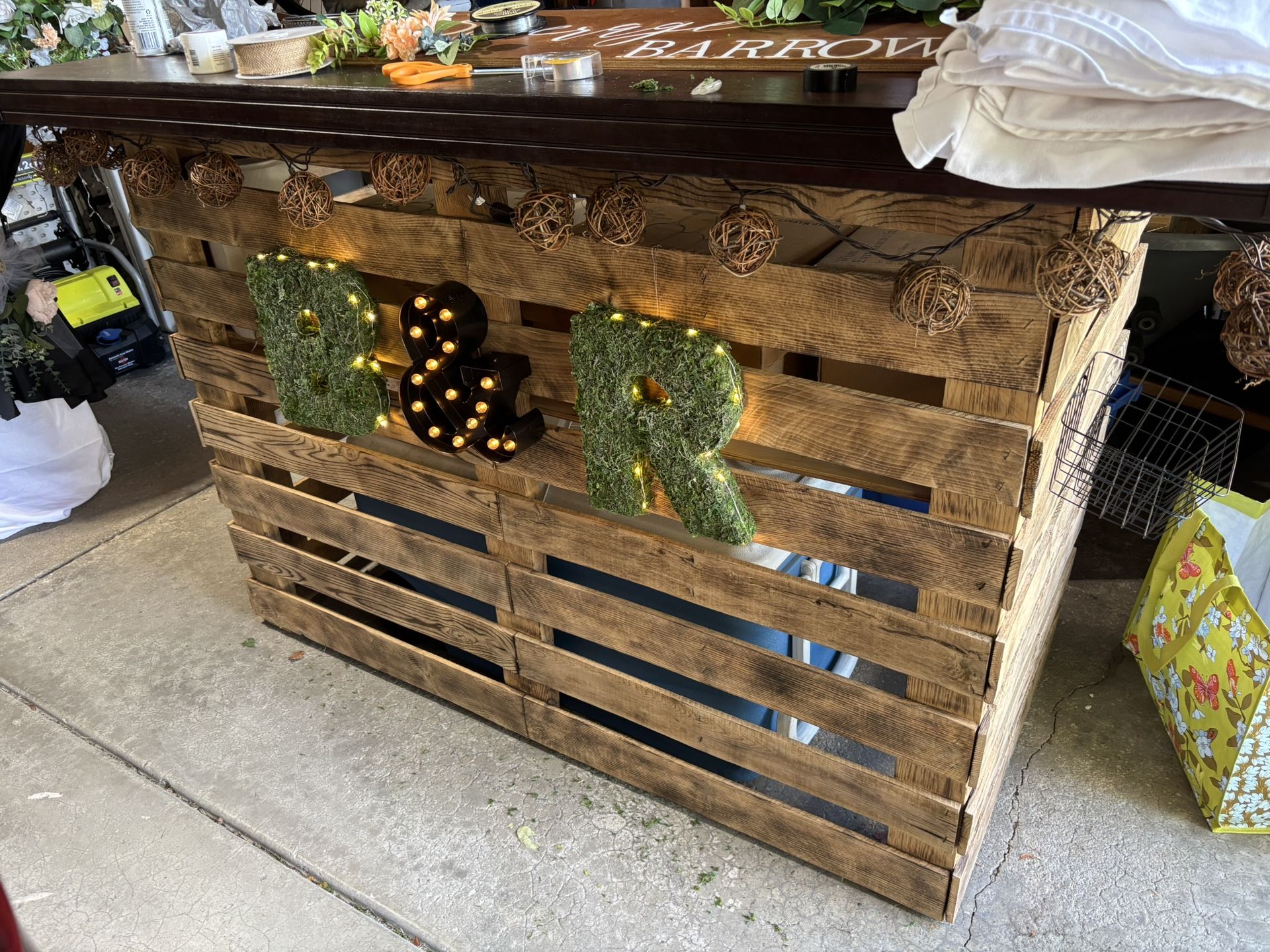 U-Shaped Pallet Bar – Perfect for Events!