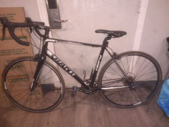 2014 Giant Defy 3 Road Bike – Large Frame, Shimano Sora 18-Speed, Excellent Condition