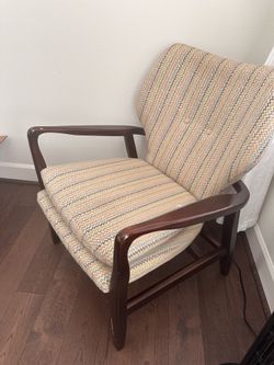 Relaxed sturdy fabric chair with wood base