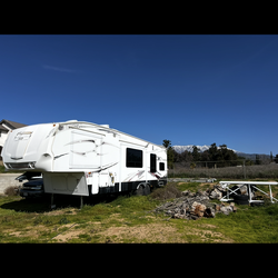 2011 Fuzion 302 by keystone toy hauler