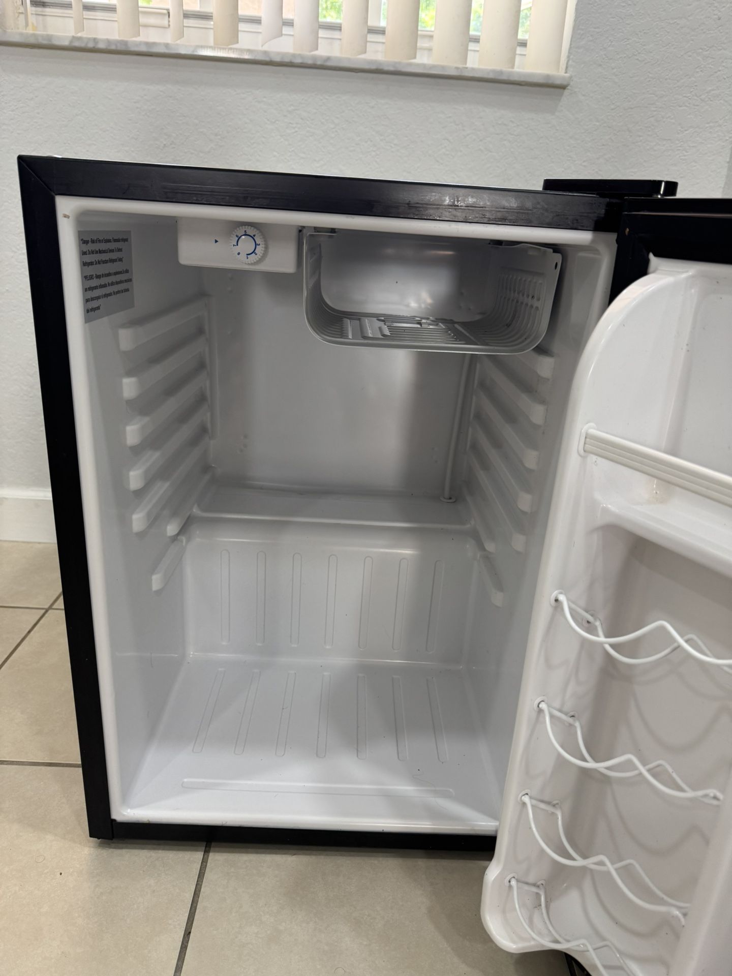 Small Refrigerador Magic Chef . 2’ . Good Condition. Se Habla Español