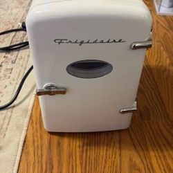 FRIGIDAIRE MINI FRIDGE (for skincare or sodas)