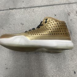 Nike Men's Kobe 10 Mid Ext (a)