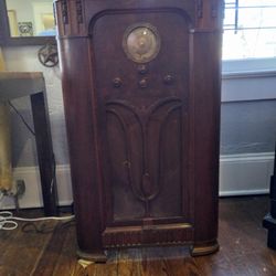 Working Antique Console Radio – Art Deco Style
📍 Avenue Furniture & More
Beautiful working antique console radio with a solid wood Art Deco cabinet. 